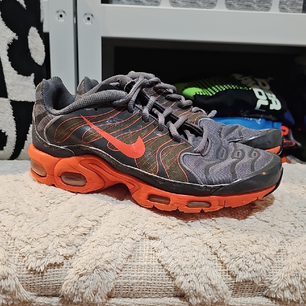 Nike AirMax Kids Charcoal and Bright Orange Sneakers